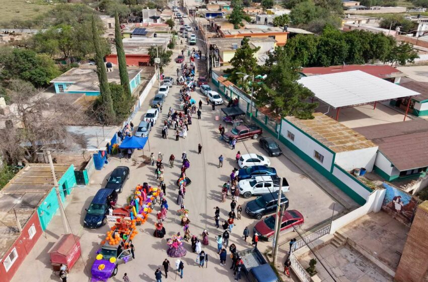  COMUNIDAD PALMA DE LA CRUZ RECIBE DESFILE XANTOLO CON NUTRIDA PARTICIPACIÓN CIUDADANA Y ESTUDIANTIL
